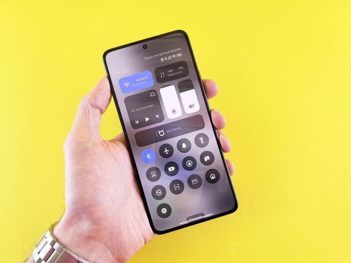 Bar chart showing average standby power consumption per device in watts