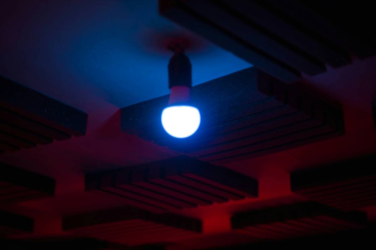 Comparison table of good vs bad practices for LED lighting optimization