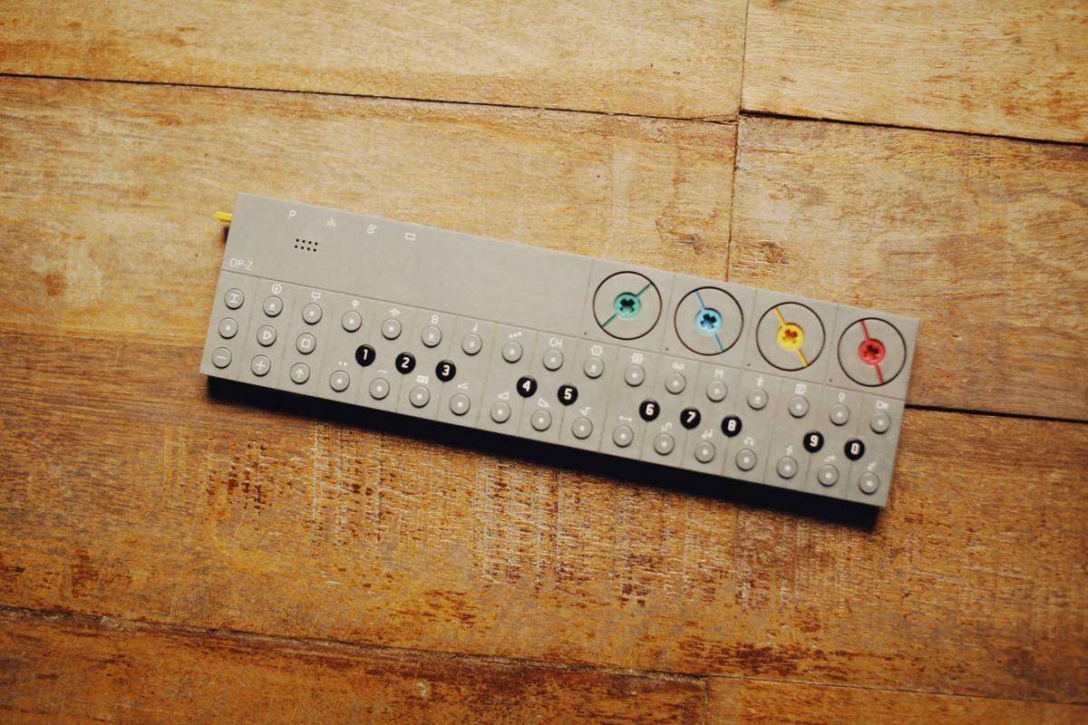 Diagram showing connection flow between smart switch and remote control devices