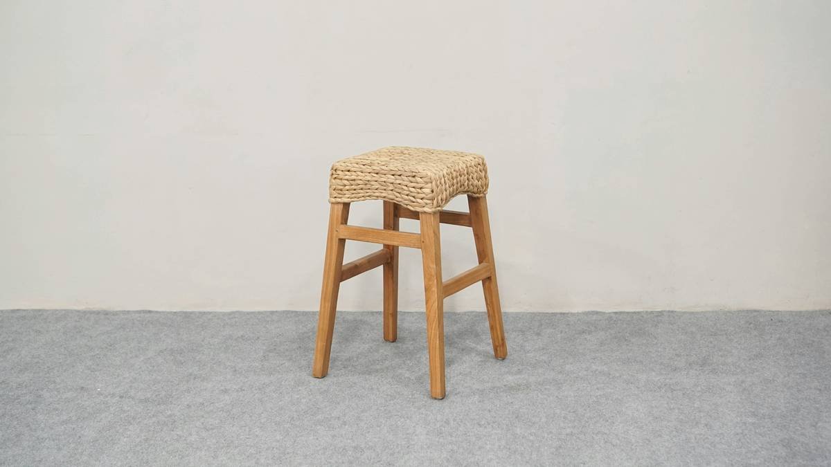 Screenshot showing the quick and easy setup of a foldable trail stool.