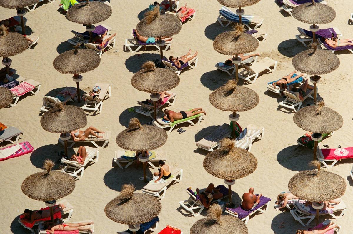 Infographic showing the importance of adjustable backrest features in travel chairs